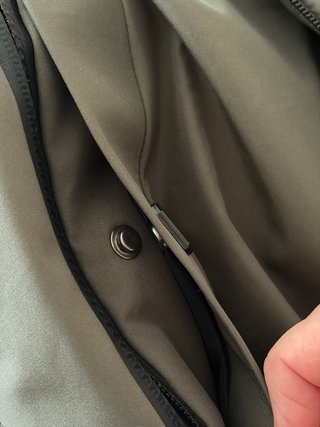 Parka verde oliva con capucha