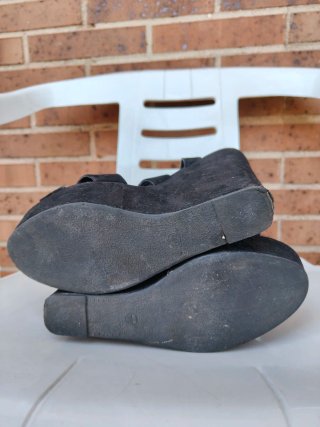 Sandalias de cuña negras