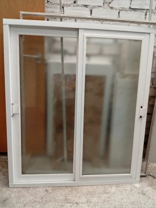 Ventana aluminio translúcida 1'20 * 1'40.