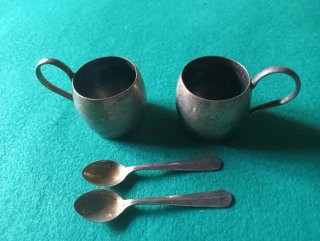 Set di due tazze decorative da sale e pepe con cucchiai