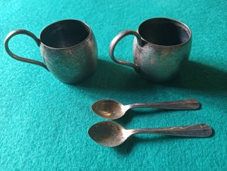 Set di due tazze decorative da sale e pepe con cucchiai