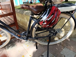 Bicicleta urbana con casco