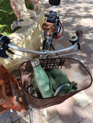 Bicicleta urbana con casco