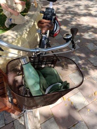 Bicicleta urbana con casco