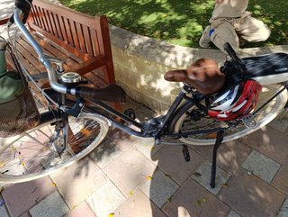 Bicicleta urbana con casco