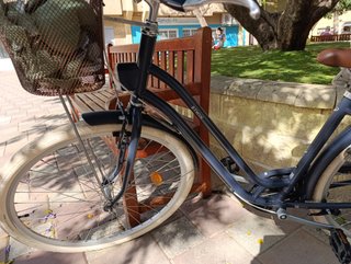 Bicicleta urbana con casco