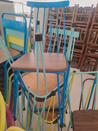 Seggiole in metallo e legno colorate per alberghi e ristoranti