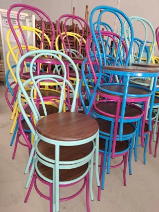 Seggiole in metallo e legno colorate per alberghi e ristoranti