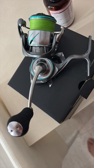 Carrete Daiwa Emeraldas AIR PC LT2500-H