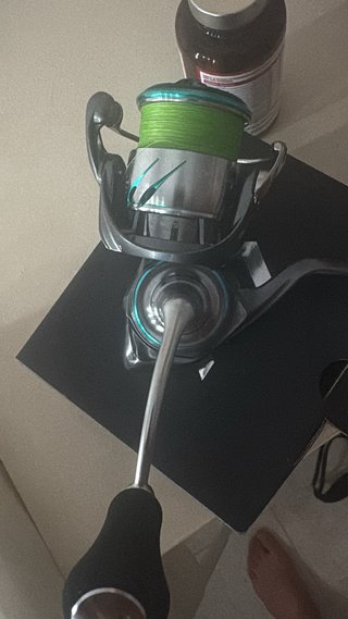 Carrete Daiwa Emeraldas AIR PC LT2500-H