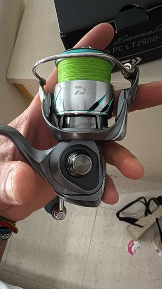 Carrete Daiwa Emeraldas AIR PC LT2500-H