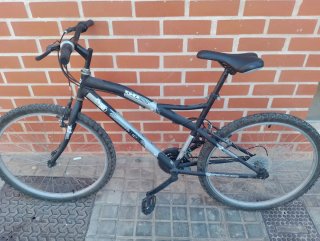 Bicicleta de montaña negra