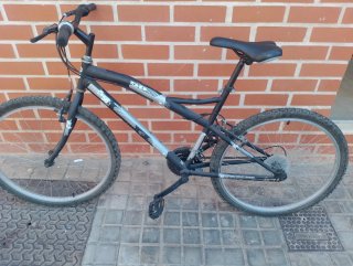 Bicicleta de montaña negra