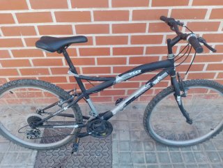 Bicicleta de montaña negra