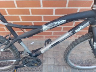 Bicicleta de montaña negra
