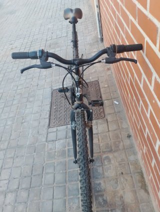 Bicicleta de montaña negra