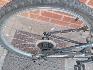 Bicicleta de montaña negra