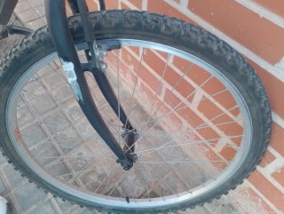 Bicicleta de montaña negra