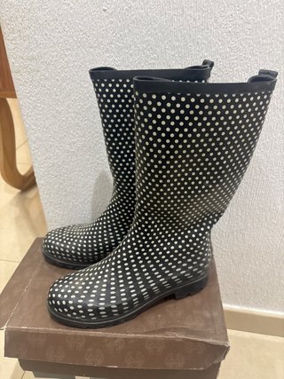 Botas de agua lunares negras y blancas