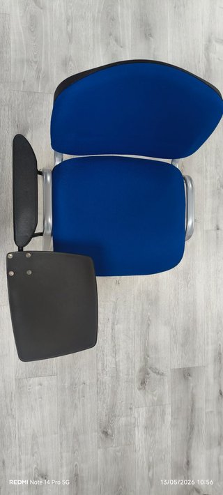 Silla de oficina con pala para escribir
