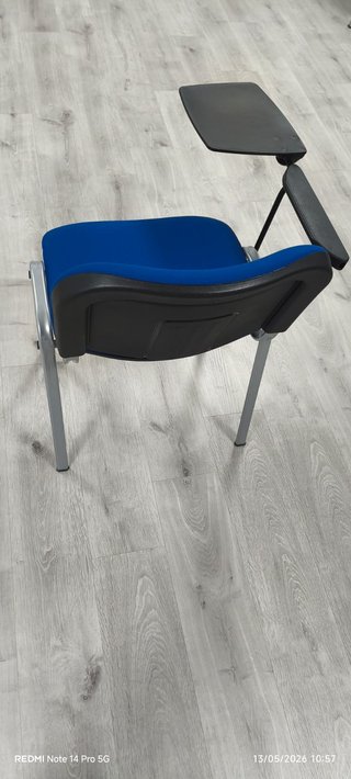 Silla de oficina con pala para escribir