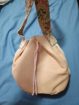 Bolso de tela con flecos y estampado floral