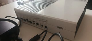 Xbox One Blanca 500GB + Mando y Juegos