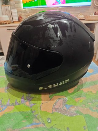 Casco de moto LS2 negro y rojo