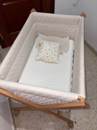 Minicuna con ruedas y estampado floral