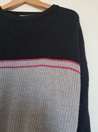 Jersey Bershka negro y gris, overside.