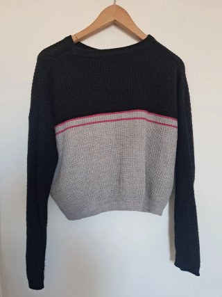 Jersey Bershka negro y gris, overside.