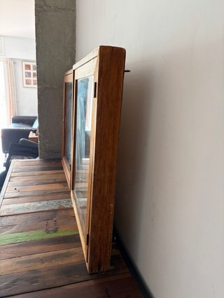 Dos vitrinas de madera y cristal