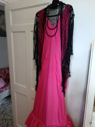 Traje de Flamenca Rosa con Complementos.