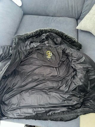Chaqueta acolchada negra con capucha