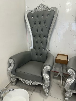 Sillón de trono gris y plateado