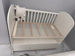 Cuna de bebé blanca con cajones