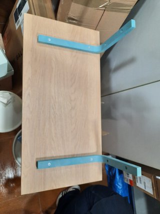 Estante madera con soportes metálicos