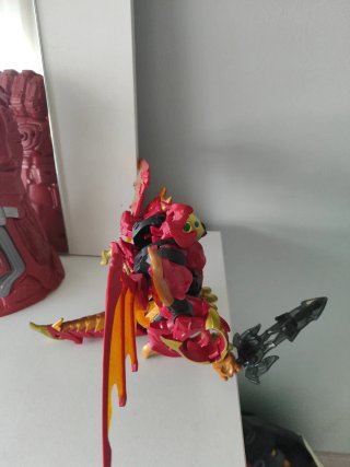 Bakugan Muñeco Rojo y Dorado