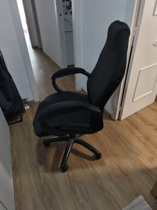 Silla de oficina con funda negra
