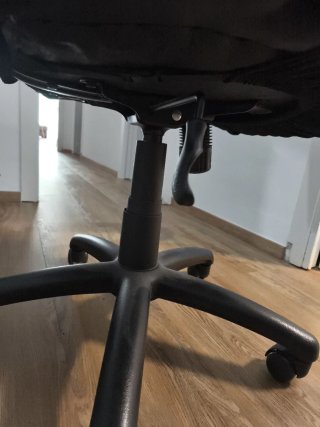 Silla de oficina con funda negra