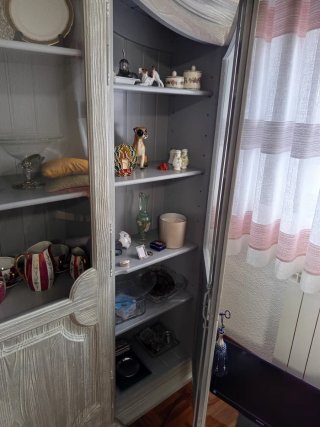 Mueble de salón de madera y cristal