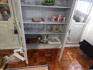 Mueble de salón de madera y cristal