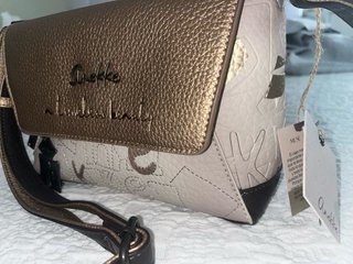 Bolso Anekke beige y dorado con etiquetas