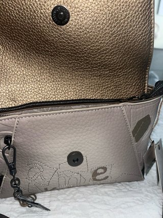 Bolso Anekke beige y dorado con etiquetas