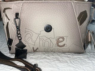 Bolso Anekke beige y dorado con etiquetas