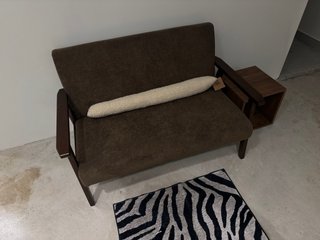 Sofá de 2 plazas tapizado  y madera nogal