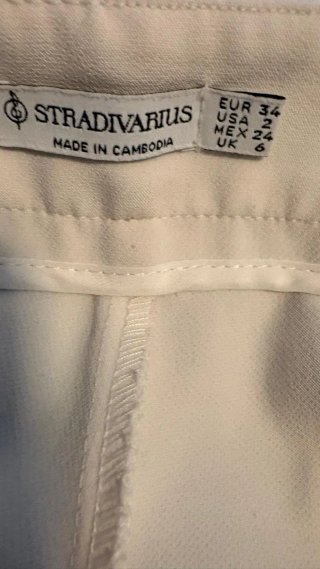 Pantalón Stradivarius de vestir beige