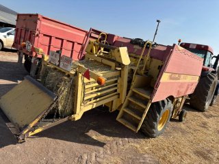 Empacadora New Holland D800 con repuestos