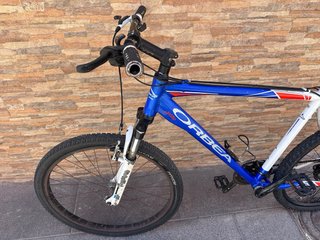 Bicicleta Orbea Azul y Blanca