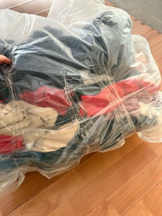Ropa variada en bolsa